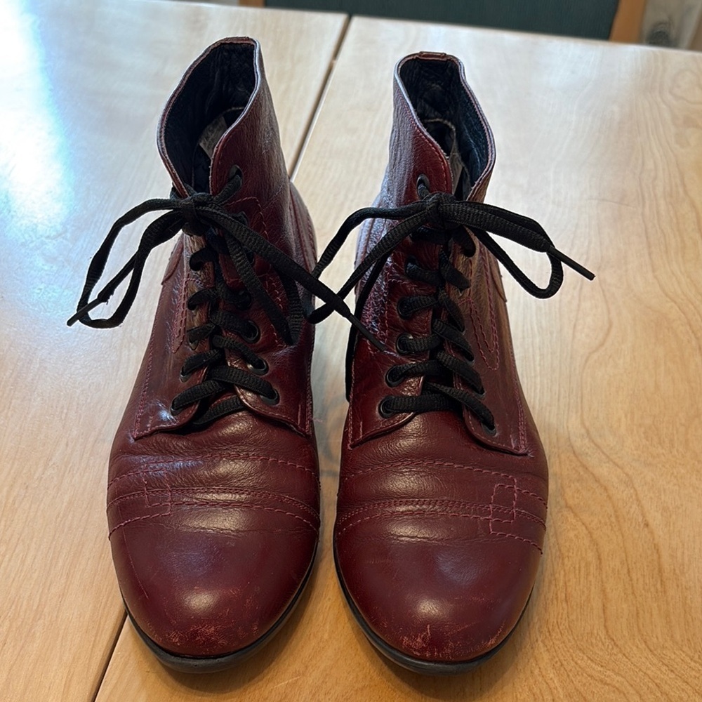 Caprino Burgundy Lace-Up leather Ankle Boots. Size 38/US8